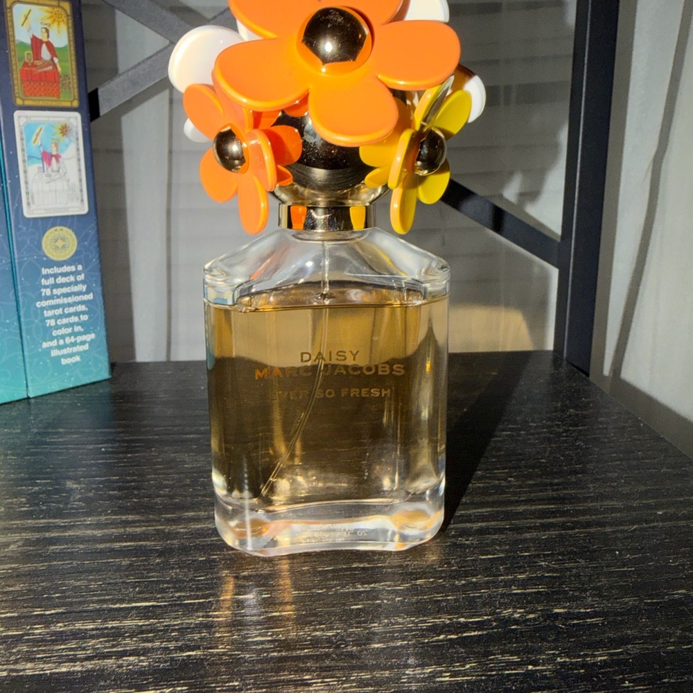 Marc Jacobs Daisy Ever So Fresh Perfume with Orange, Yellow, White Floral Cap